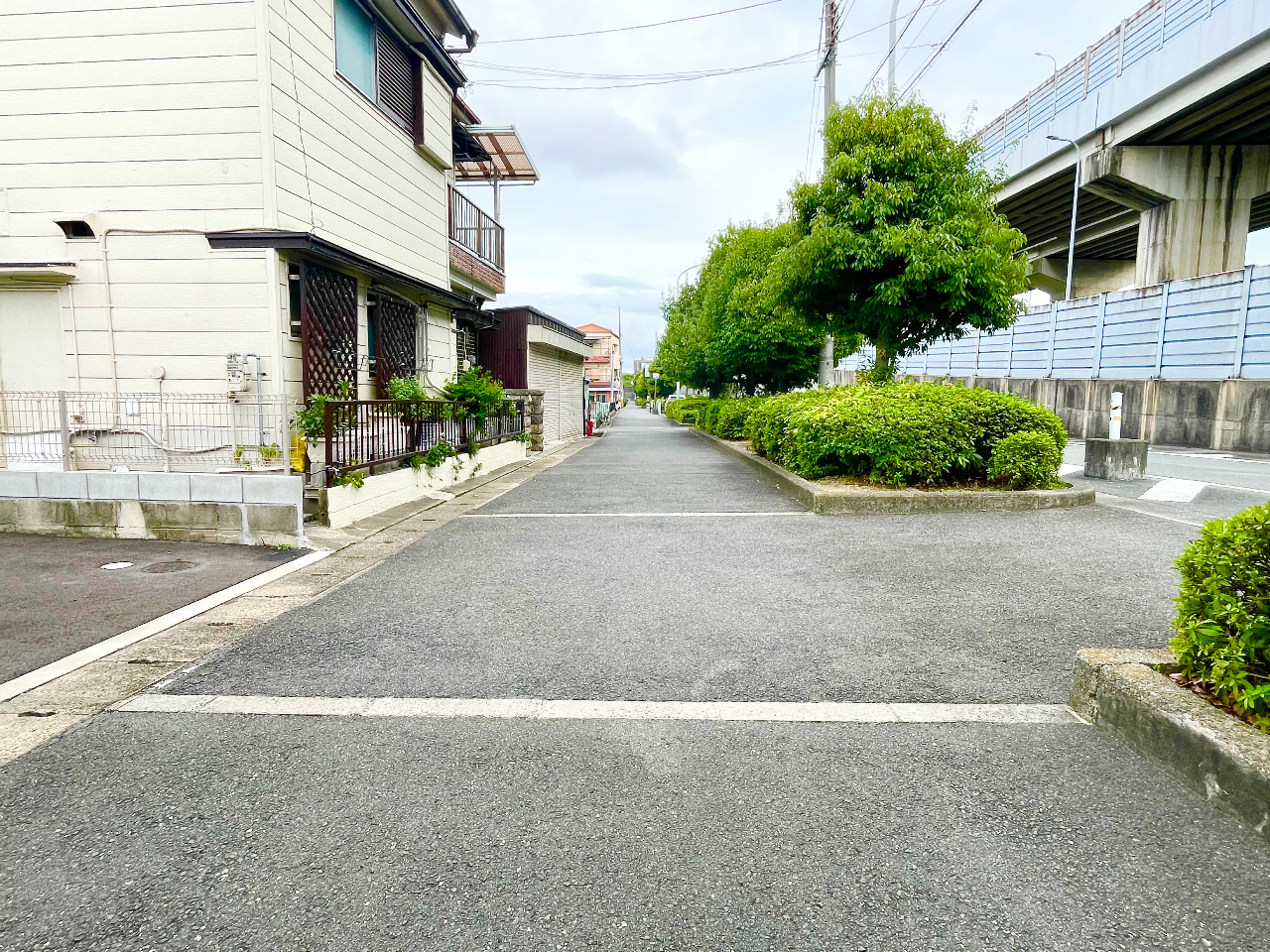 摂津市鳥飼中1丁目　倉庫・事務所　前面道路
