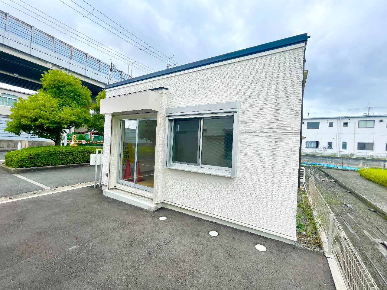 摂津市鳥飼中1丁目　倉庫・事務所　現地外観