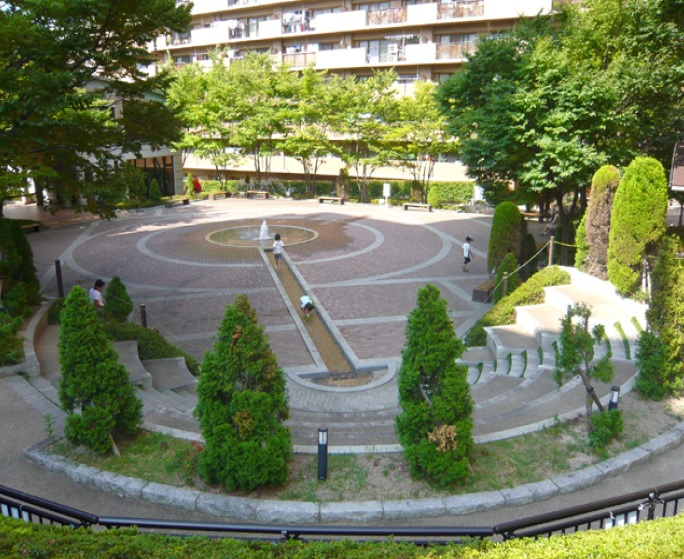 ルネ・ヒューマンズガーデン万博公園南Ｃ棟　敷地内広場