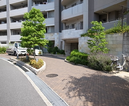 サンマンションアトレ千里山アルクレール　エントランス　車寄せ