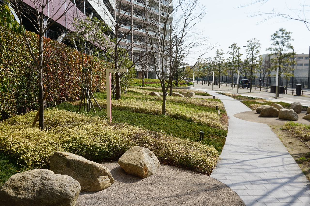 パークタワー南千里丘　敷地内